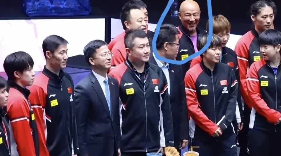国乒大合照时肖指导最开心啦！

仔细算了下，这次美国大满贯肖指导真的是最大赢