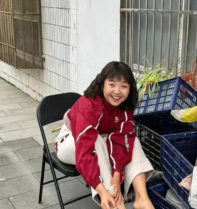 谁能想到身高仅1米62的李佳琦（注：本名李嘉琦，艺名辣目洋子），硬是靠演技在娱乐