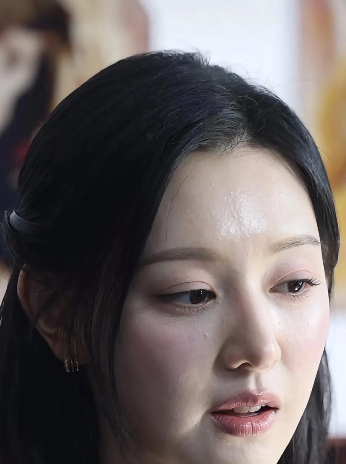 镜头会锐化，所以金智媛这皮肤已经非常非常好了，而且她的鼻翼脸颊甚至没什么毛孔。记