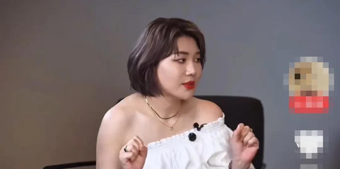 杨天真问侯佩岑：“你最讨厌的自己是什么样子的？”
侯佩岑淡淡的说：“其实我是一个