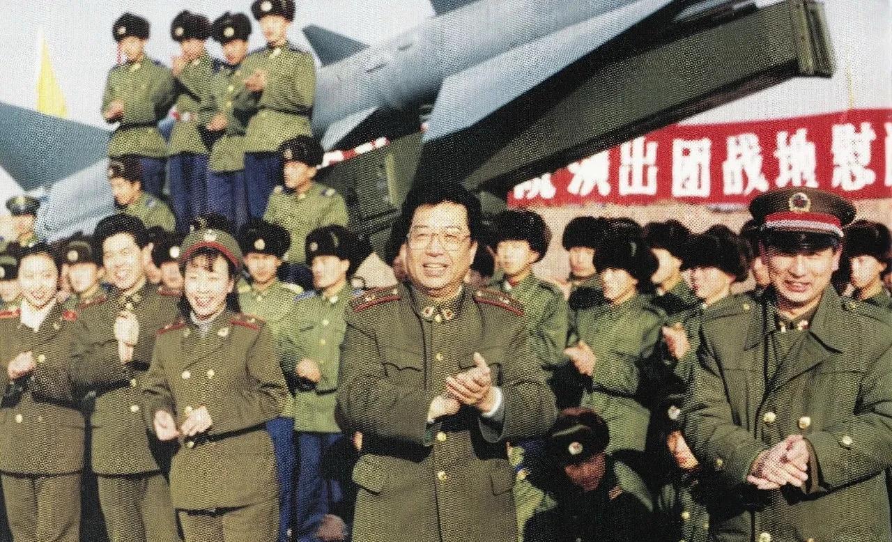 1994年12月，李双江带领解放军艺术学院音乐系师生赴包头演出并慰问空军导弹部队