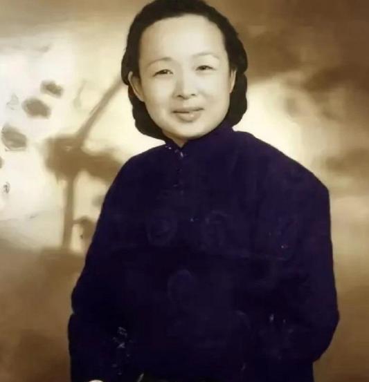 1949年，谢晋元的遗孀向陈毅要了一个房子，陈毅就把吴淞路466号送给她，几天后