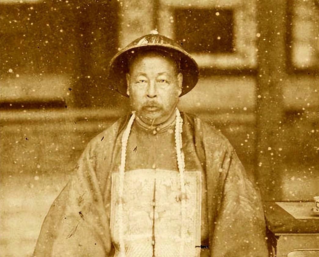 1958年的一天，为了修建战备公路，湖南长沙跳马镇白竹村村民将左宗棠墓挖开，发现