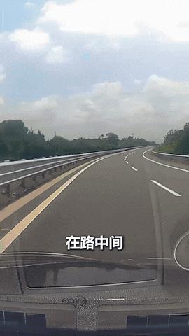 “火到人民日报了！”江西，男子开车时，突然看到前方有个人影，走路摇摇晃晃，起初他