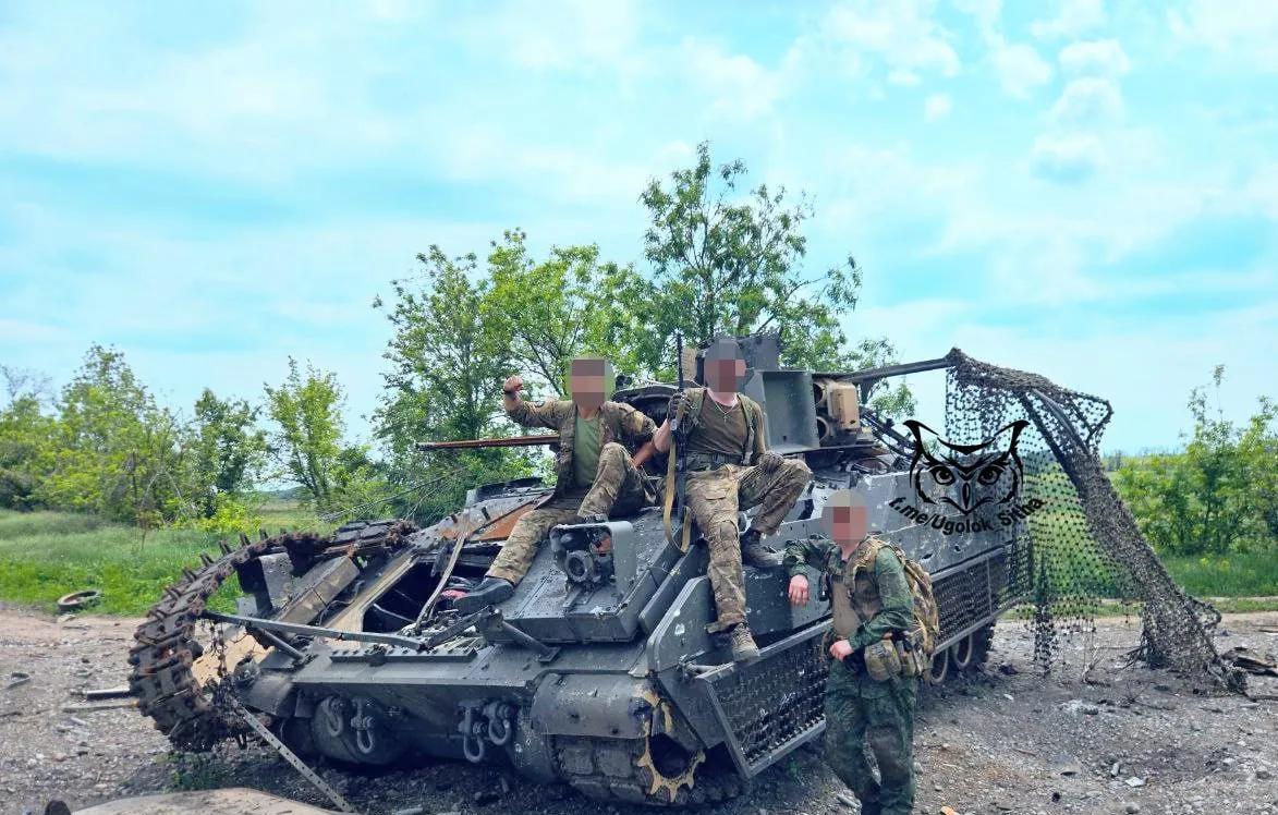 特别军事行动区，俄军士兵与被击毁的美制M2A2步兵战车合影。