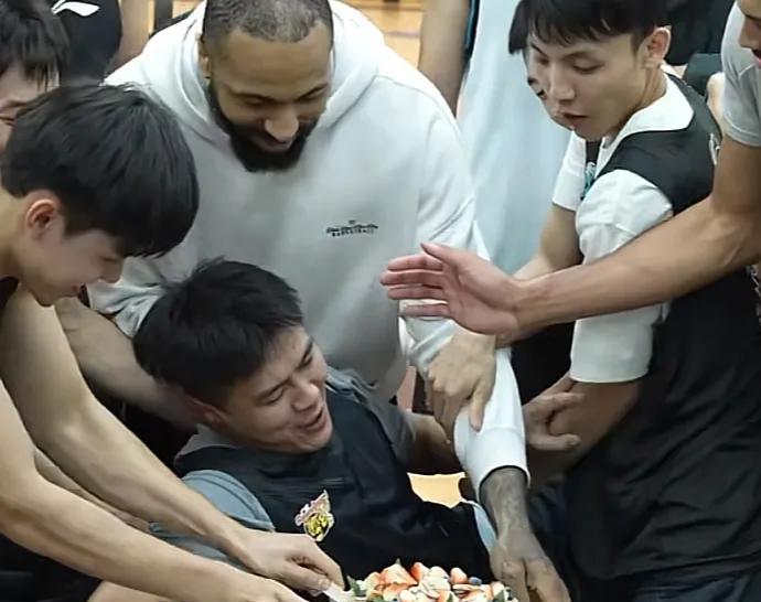 来，兄弟们，看一下广东宏远球员的快乐吧！每到生日，宏远一家人就准备生日蛋糕和浓情