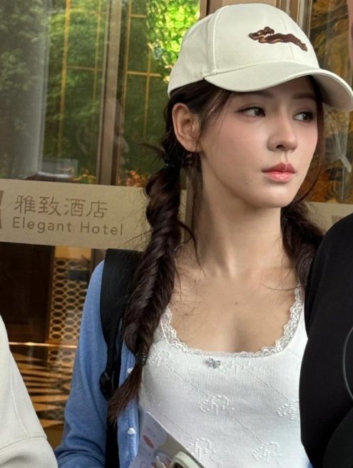 张予曦路人镜头这样？五官真的好精致好美！不愧是女娲毕设。皮肤看起来也滑嫩嫩的，女