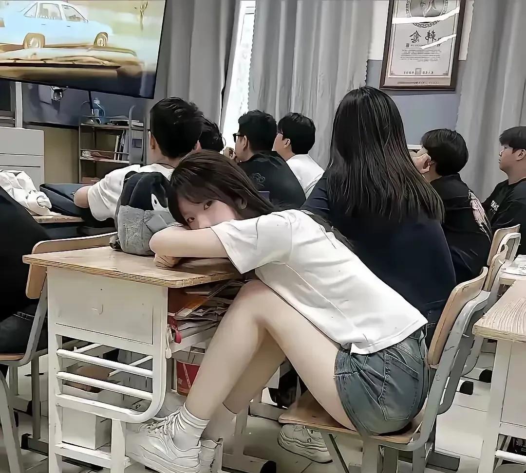 小姨考上了职高，
学费还是我在掏。
上课走神睡大觉，
将来毕业更糟糕。
成功从来