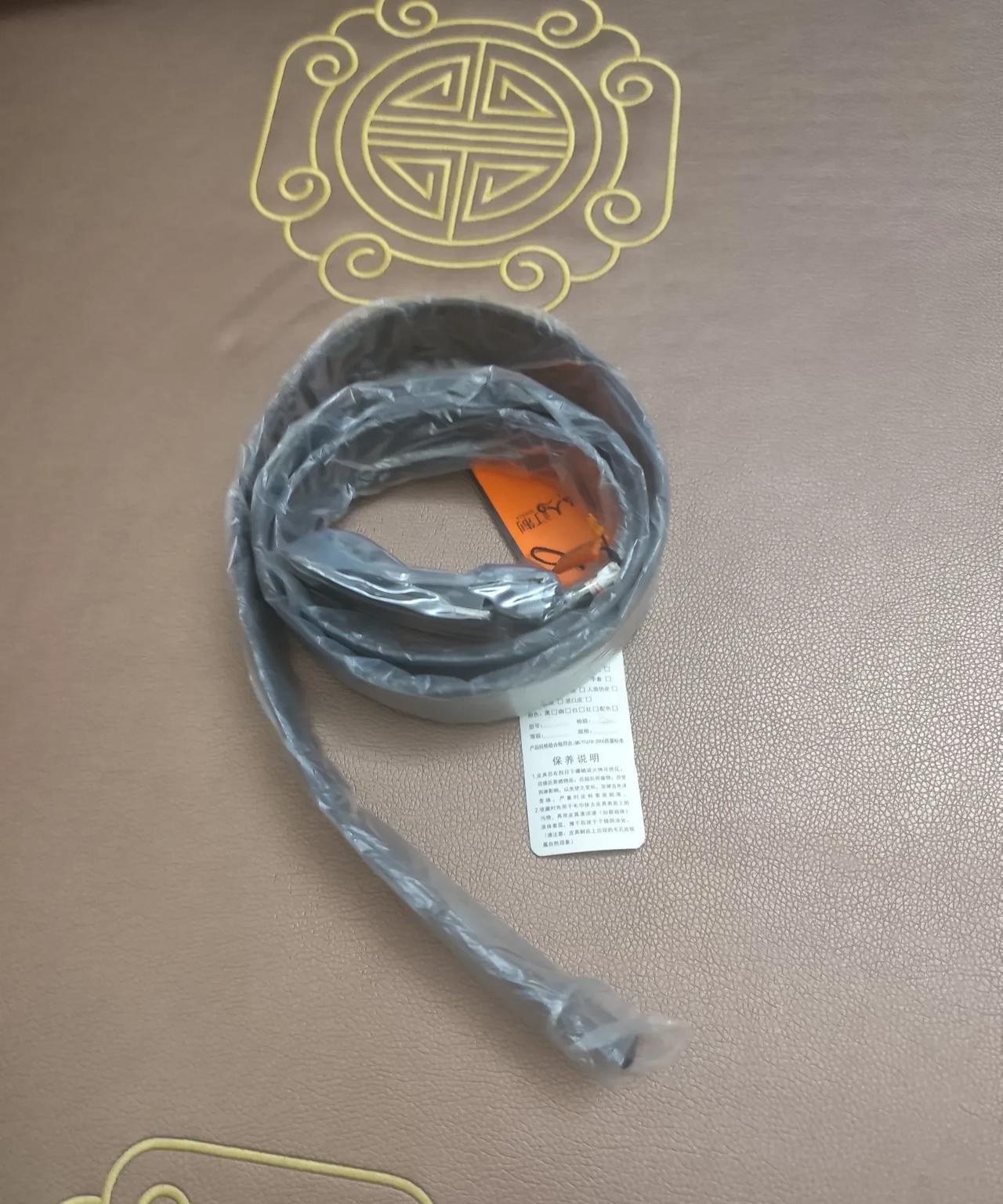 昨天下班，上小学四年级的儿子听到开门声，立马跑过来，神神秘秘说父亲节要送我一个礼
