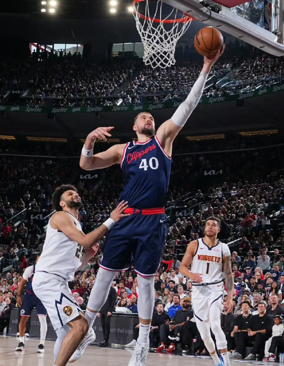 快船今天险些就成了NBA联盟的头号敌人，还好泰伦卢明事理及时亮剑，让掘金绝杀了快