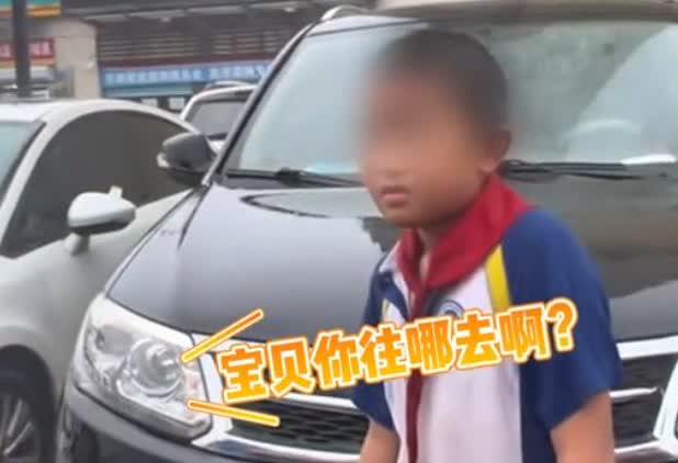 山东一女子开车看到一男孩冒雨行走，衣服裤子全被淋湿了。下车询问男孩缘由后，决定亲