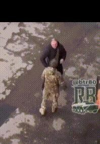 乌克兰强征兵引冲突











你敢信？乌克兰的征兵现场，简直比动作大