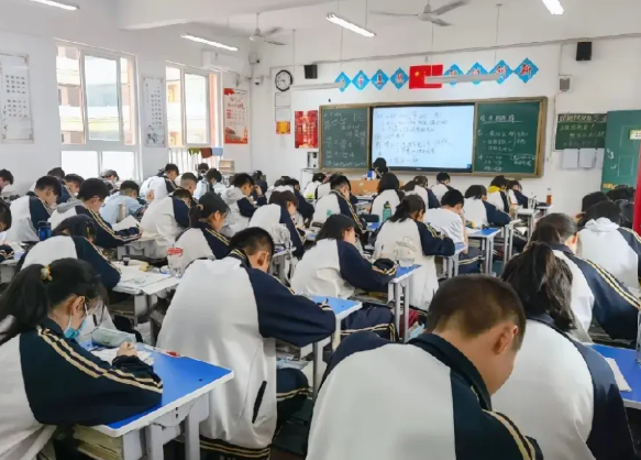 最新消息！

教育部动真格了！

4月11日央视曝光，学校周末补课、节假日上课、