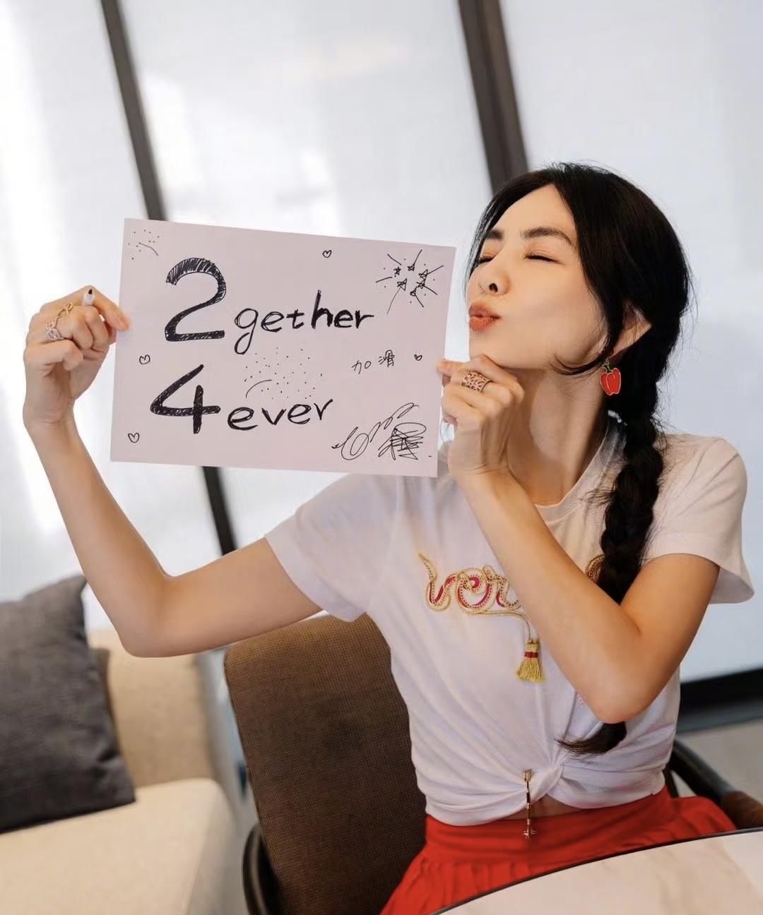 为什么当初在SHE中最透明的Ella，现在反而发展得最好？
不是因为她漂亮，也不