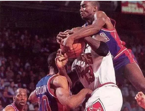 NBA现在的防守强度和乔丹时期有何差距？
现在的吹罚尺度相比于乔丹时期真是太松了