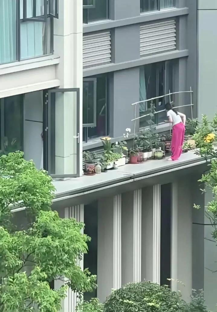 阳台上的一幕，惊呆了。
干嘛不加装个防护栏，这太危险了