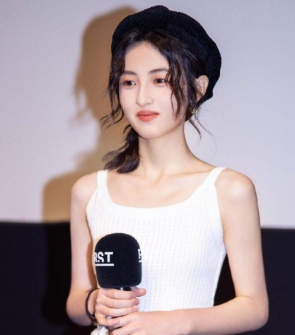 张子枫身穿白色背心搭配黑色长裤，戴贝雷帽，成熟大方。