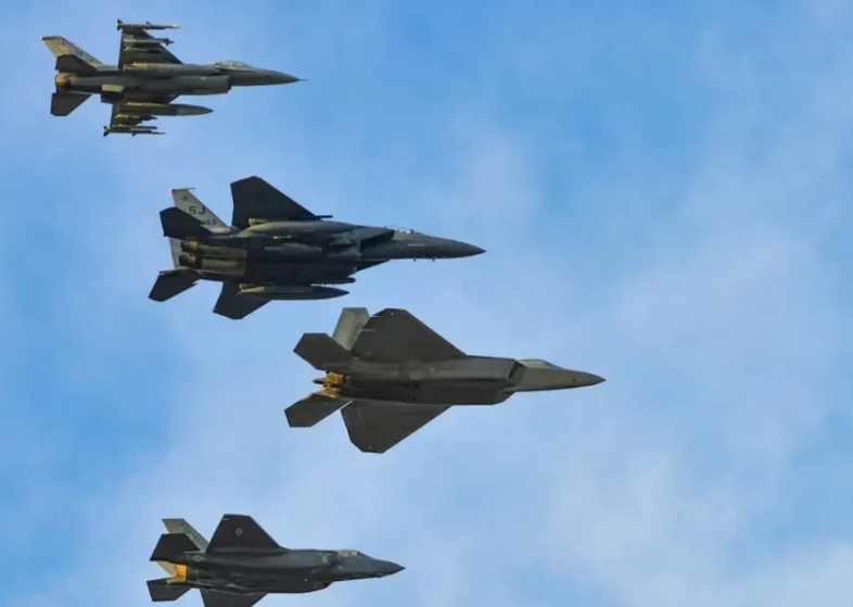 棋逢对手、针尖对麦芒！
美国空军的F-22、F-35、F-15、F-16碰上中国