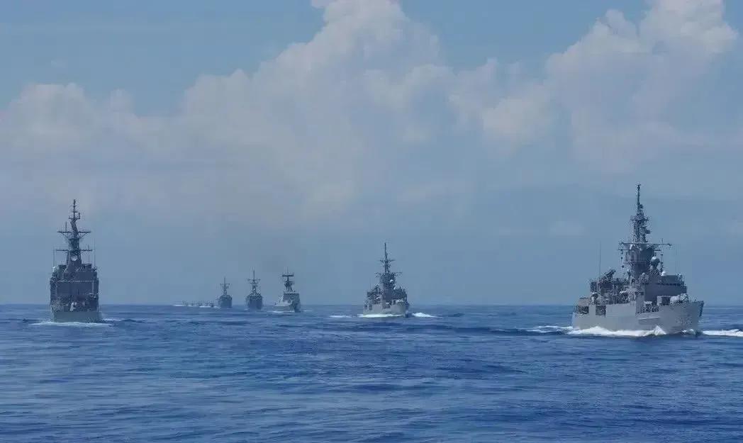我军大批机舰集中于台海周边开始演训，其声势浩大，规模空前，据悉围绕台湾岛，每5，