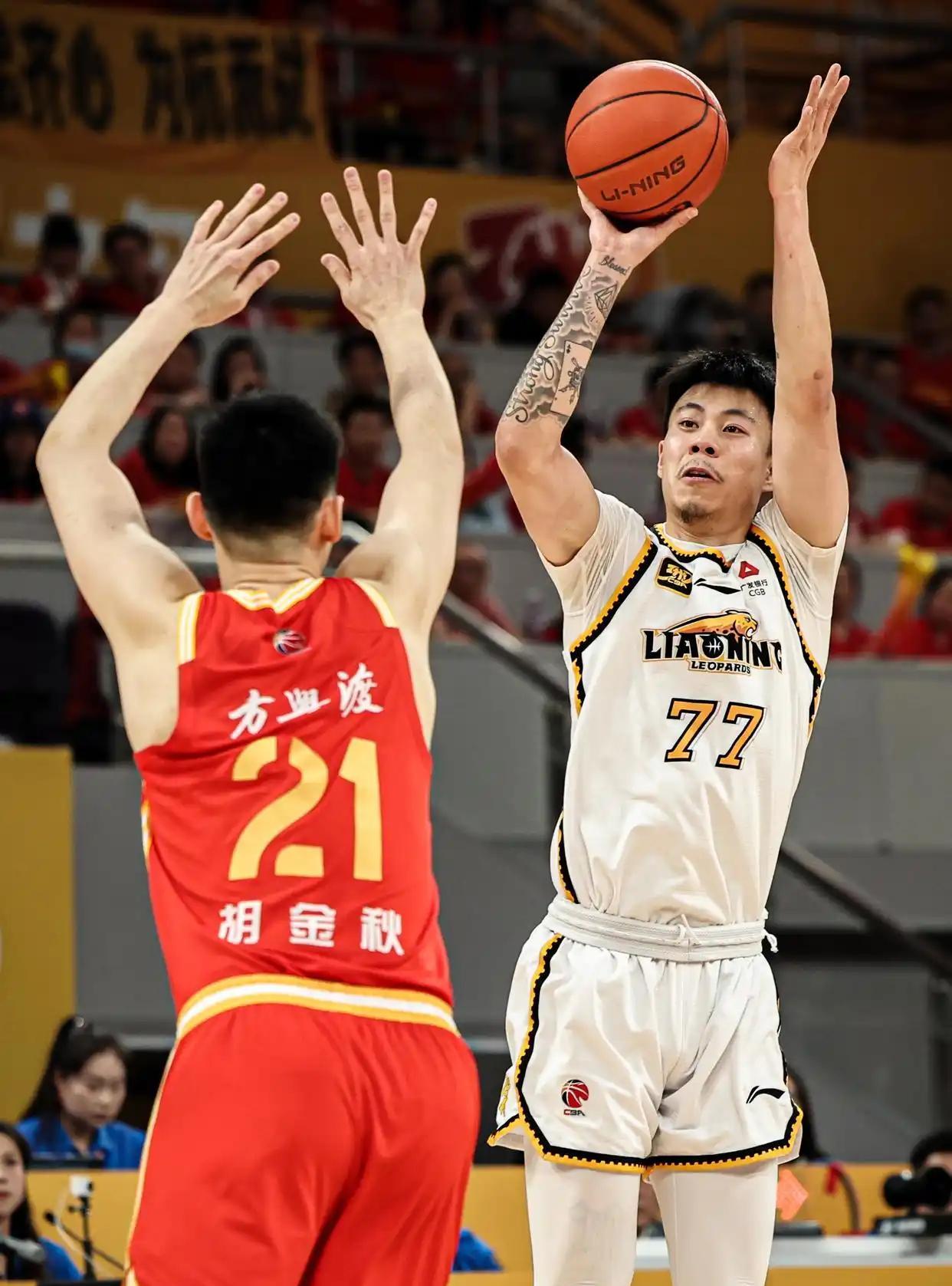 辽宁本钢迎来巨大喜讯，有望在客场扳回一局。
今晚七点半，CBA半决赛第三场即将在