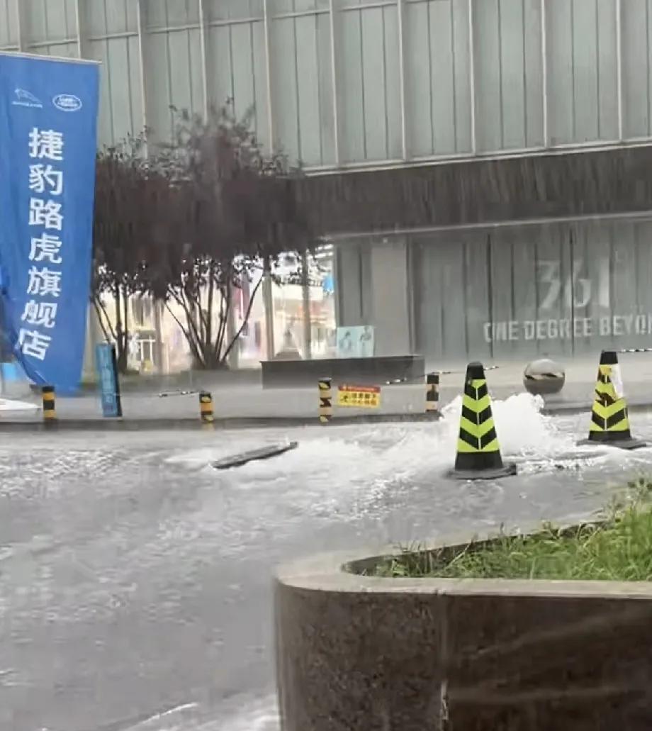 沈阳铁西这雨下的也太大了！这短时间强降雨，给平时不怎么积水的星摩尔这边下水井都干