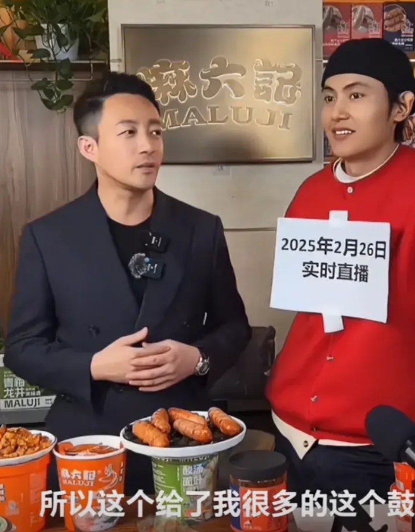 2月26日汪小菲在麻六记直播间直播，这次他笑容满面，特别高兴，直播间人气很高，他