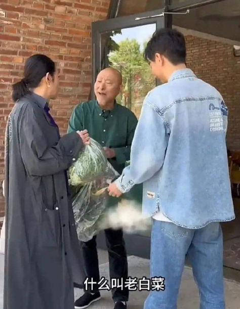 倪萍拜访陈佩斯：送大葱白菜当礼物，赠百万画作，自嘲不如葱值钱！