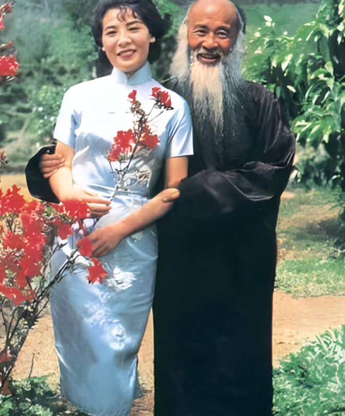 1922 年，15 岁的黄凝素和张大千结婚了，他们相伴 25 年，生了 8 个孩