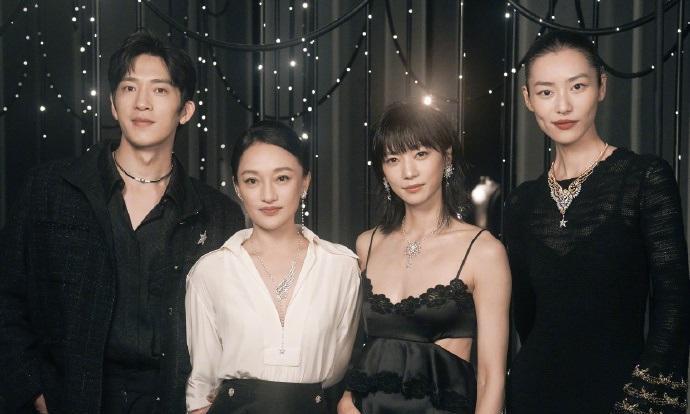 最近周迅和刘雯还有井柏然一起出席香奈儿的时尚活动，三位都非常的有气质。
周迅这次