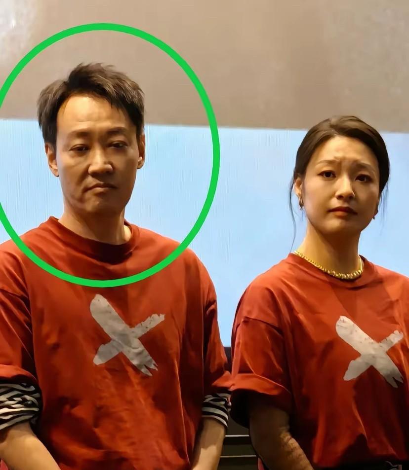 辛柏青，真是太难了！



在电影宣传的记者会上，当被问及妻子朱媛媛的行踪时，辛