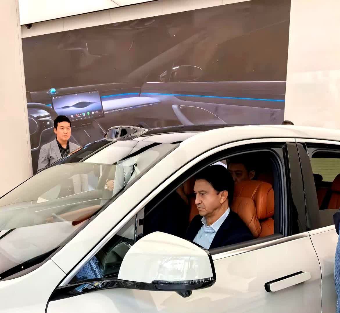 新能源赛道最近上演了一出教科书级的逆袭案例。

走进华为展厅的现代集团CEO