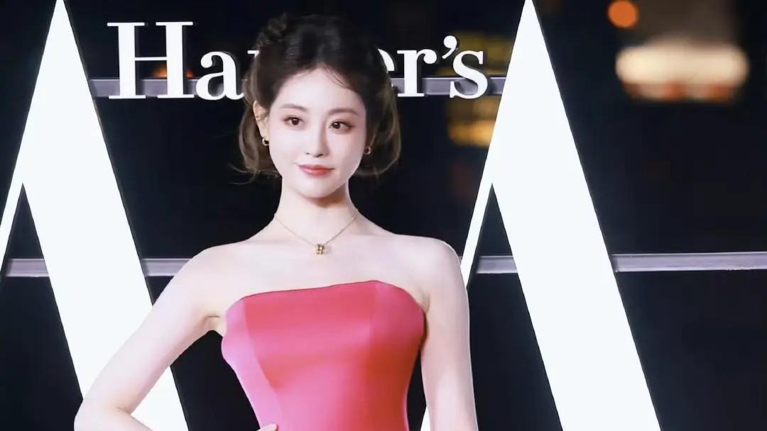 祝绪丹红毯流光红裙，复古公主惊艳登场！