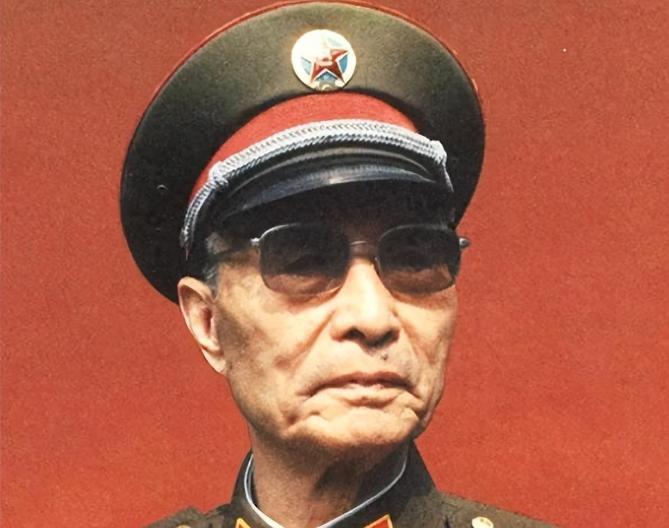 1964年，张爱萍将军到酒泉某基地视察，突然，他发现有10多名背着斜挎包的战士站