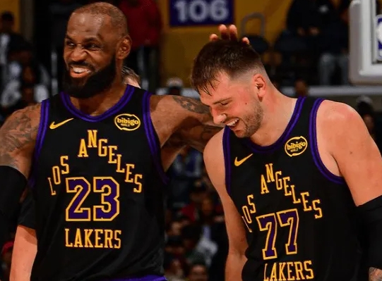 老詹百搭啊！进入2026年以来，41岁老詹场均28.5+8+8，26岁东契奇场均