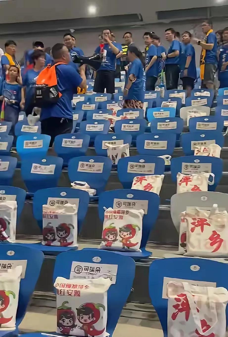 赣超也火热开打了。但是，某“球迷组织”拿着大喇叭，反复喊话，禁止广大球迷拿主办单