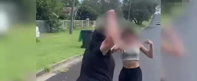 澳大利亚的中国女留学生无辜被殴打4次，哭着在媒体平台发声，我到底做错了什么，为什