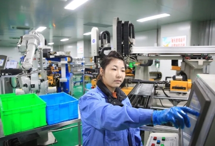 在工厂上班，水可深了。之前我看同事违规操作，本着好心提醒，结果人家反咬一口，说我