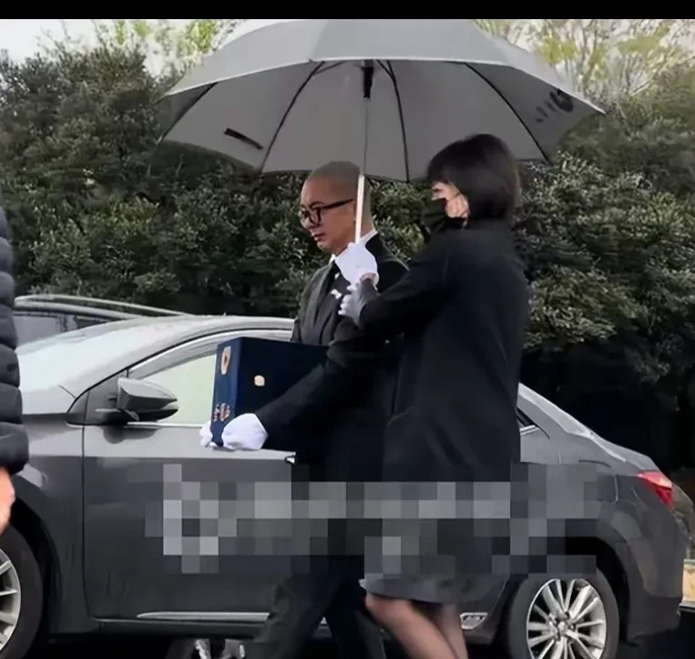 大S去世 具俊晔抱骨灰盒下葬











我的天哪！大S真的去世了？不