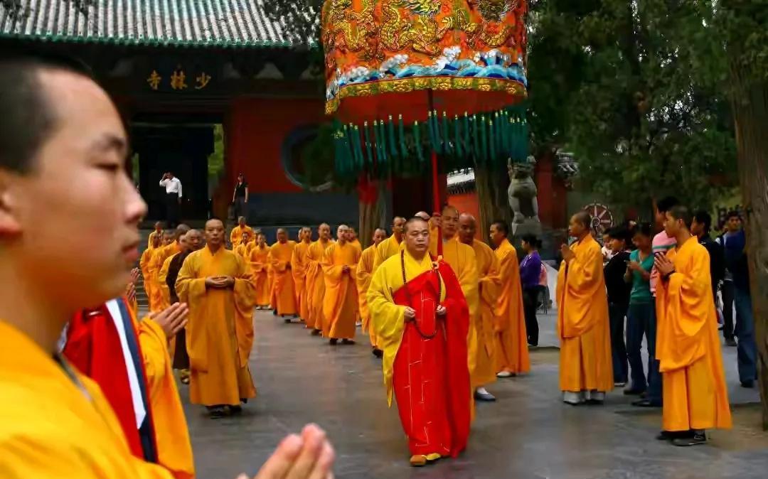 寺庙商业化是对佛教的亵渎，商业化玷污了佛教的原意，寺庙应正本清源，回归教义，才能