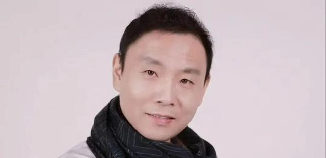 祁隆从爆红到陨落











曾经的祁隆，是歌迷心中的“亲民歌王”，一