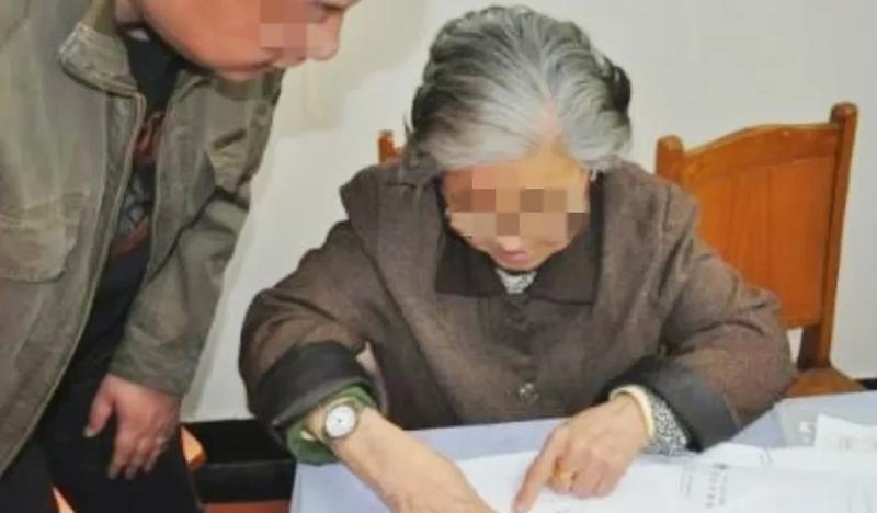 四川一大爷，临终前留下遗嘱，把30万给了和前妻生的儿子，和他共同生活30年的再婚