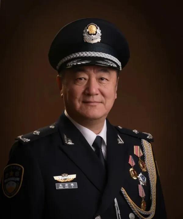 一般来说，三线城市的公安局局长管的警察数量比监狱长多。
监狱的警力配备比例通常为