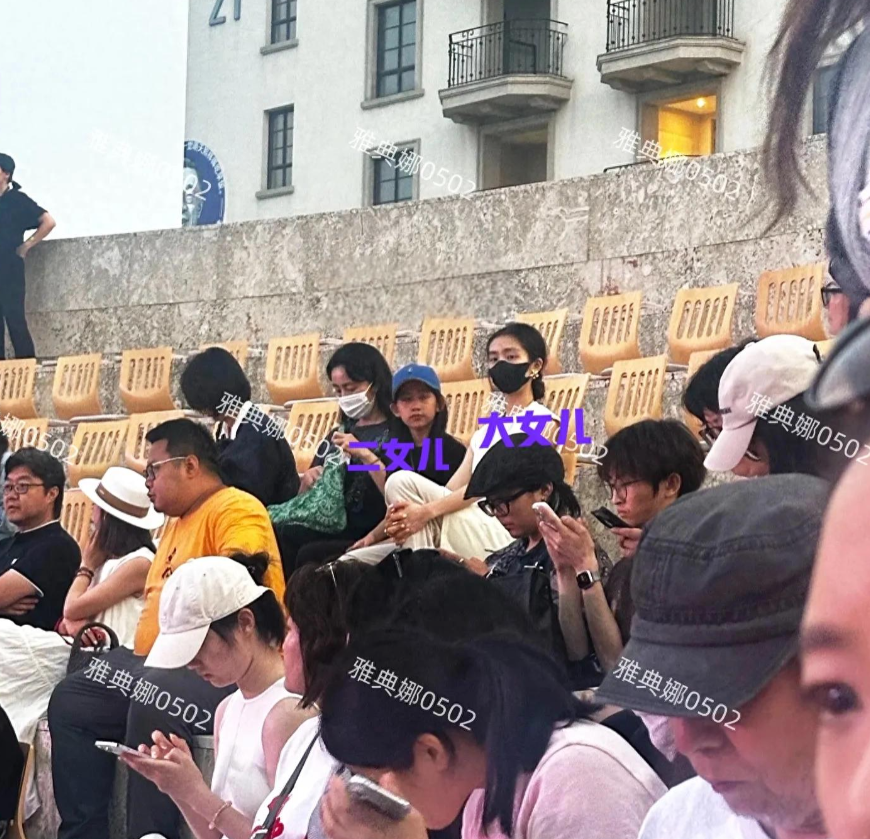 孙莉带着两个女儿现身阿那亚，大女儿漂亮有气质小女儿聪明像黄磊