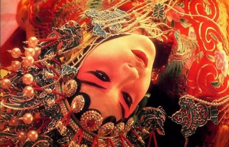 1992年7月，《霸王别姬》终于完成拍摄，到了剪辑环节。没想到陈凯歌导演听了张国