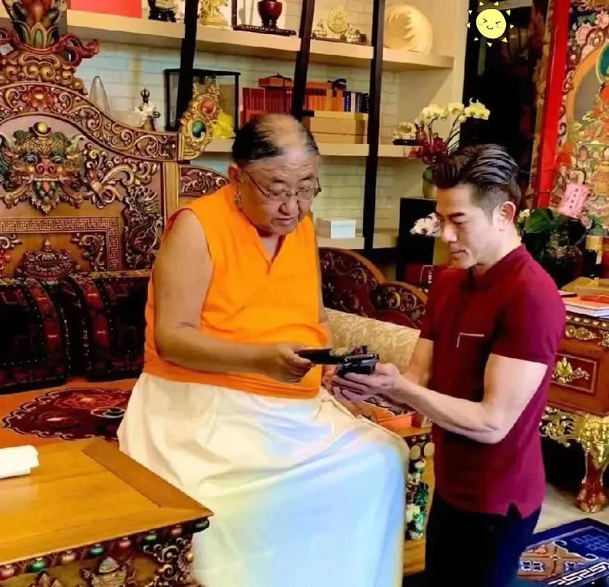 天王郭富城来西藏祈福[祈祷][祈祷][祈祷]

在萨迦法王面前双膝跪地，非常