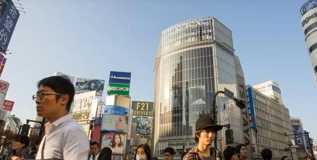 首先，经济停滞，年轻人看不到希望
其次，社会压抑到变态
日本文化强调