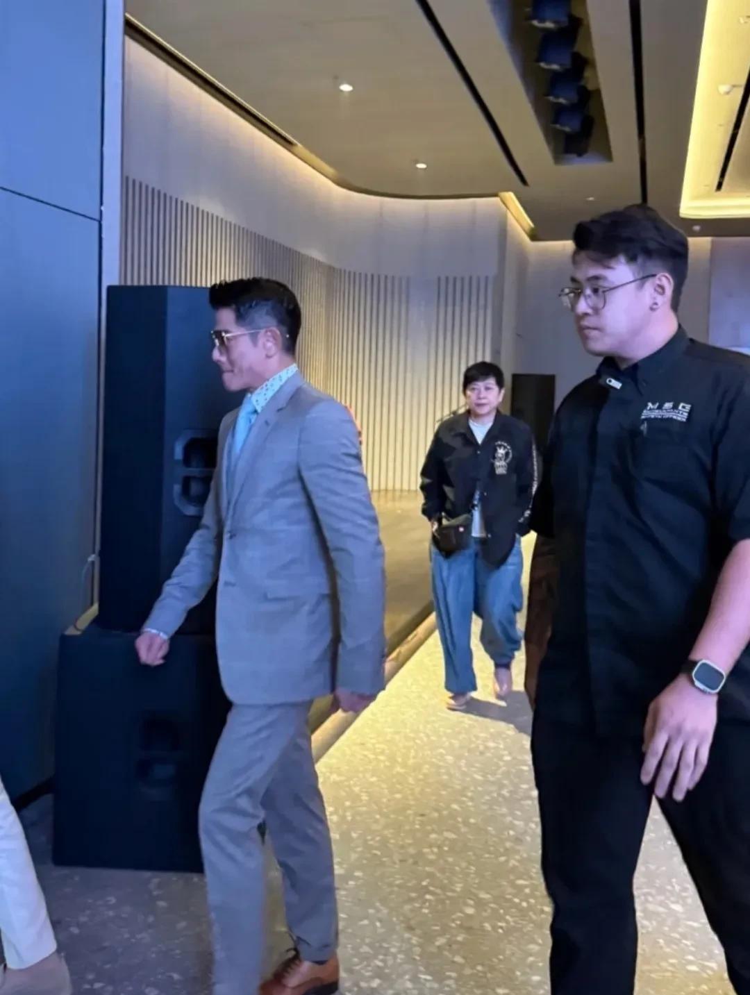 果然，天王跟西装是绝配！
60岁的郭富城现身马来西亚出席活动，戴着茶色墨镜，一身