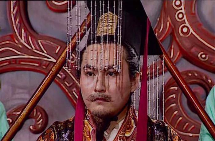 220年，曹丕称帝，即魏文帝，追尊其父曹操为武皇帝，同时，还追尊其祖父曹嵩为太皇