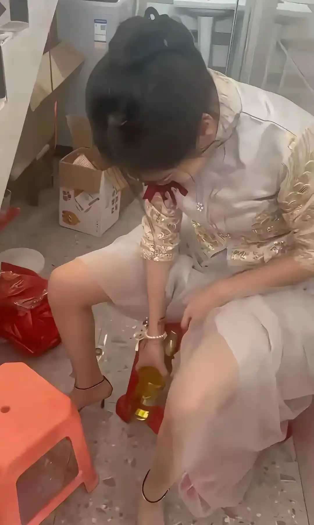 她这是要干嘛呀！好奇怪啊