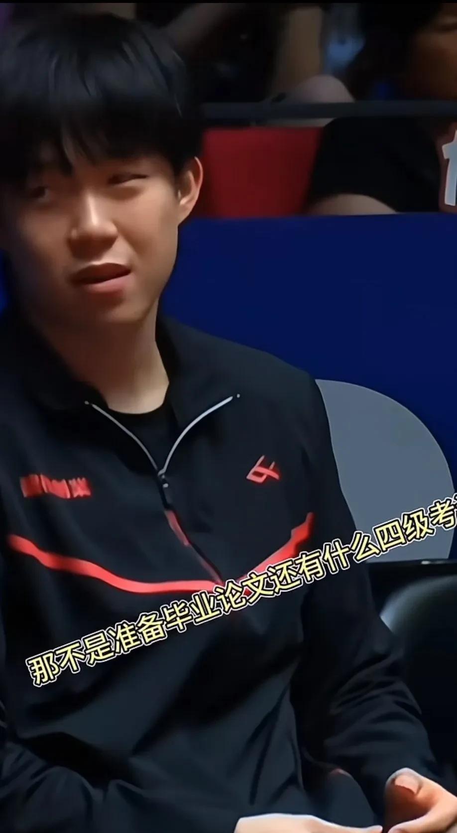 这个翻译的版本是最靠谱的吧！
梁甜甜：“晚上一起去啊”
头哥:“我不去”
梁甜甜